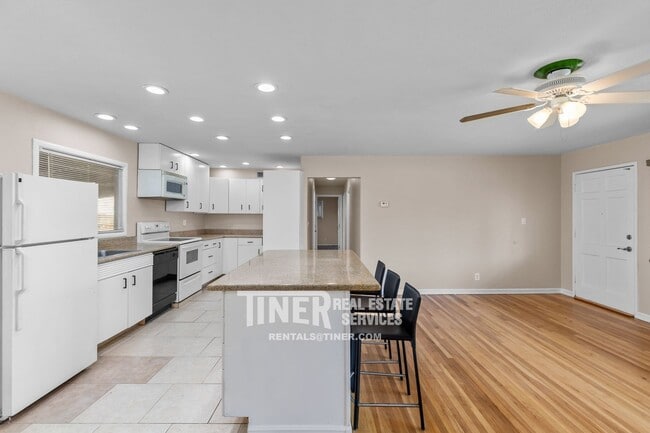 Building Photo - 2501 Laurence Ave