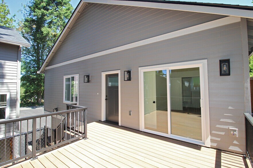 Building Photo - 4658 SW Fairvale Ct
