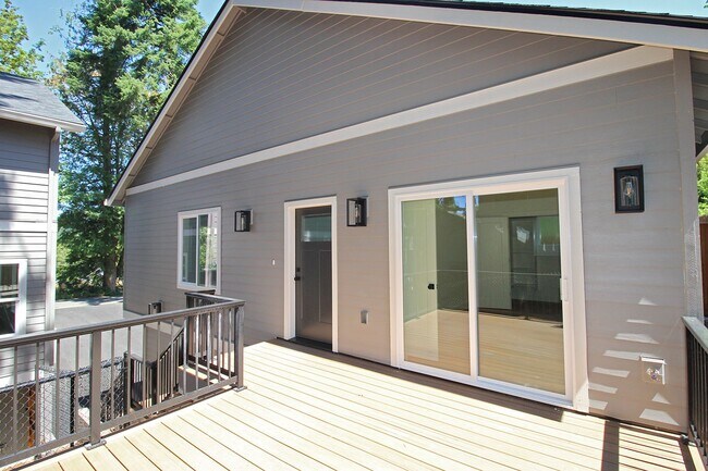 Building Photo - 4660-4660 SW Fairvale Ct