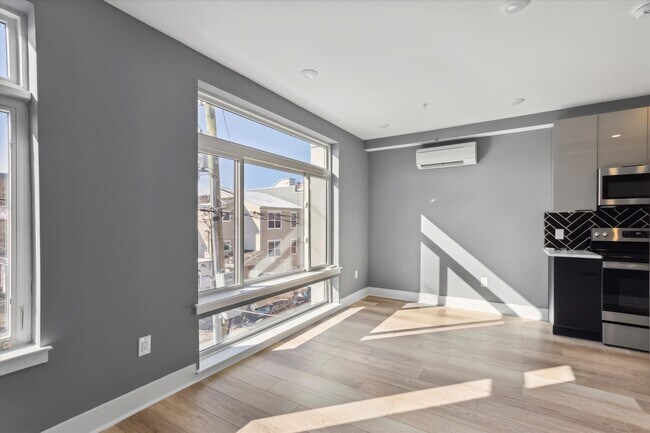 Building Photo - 1615 Poplar St