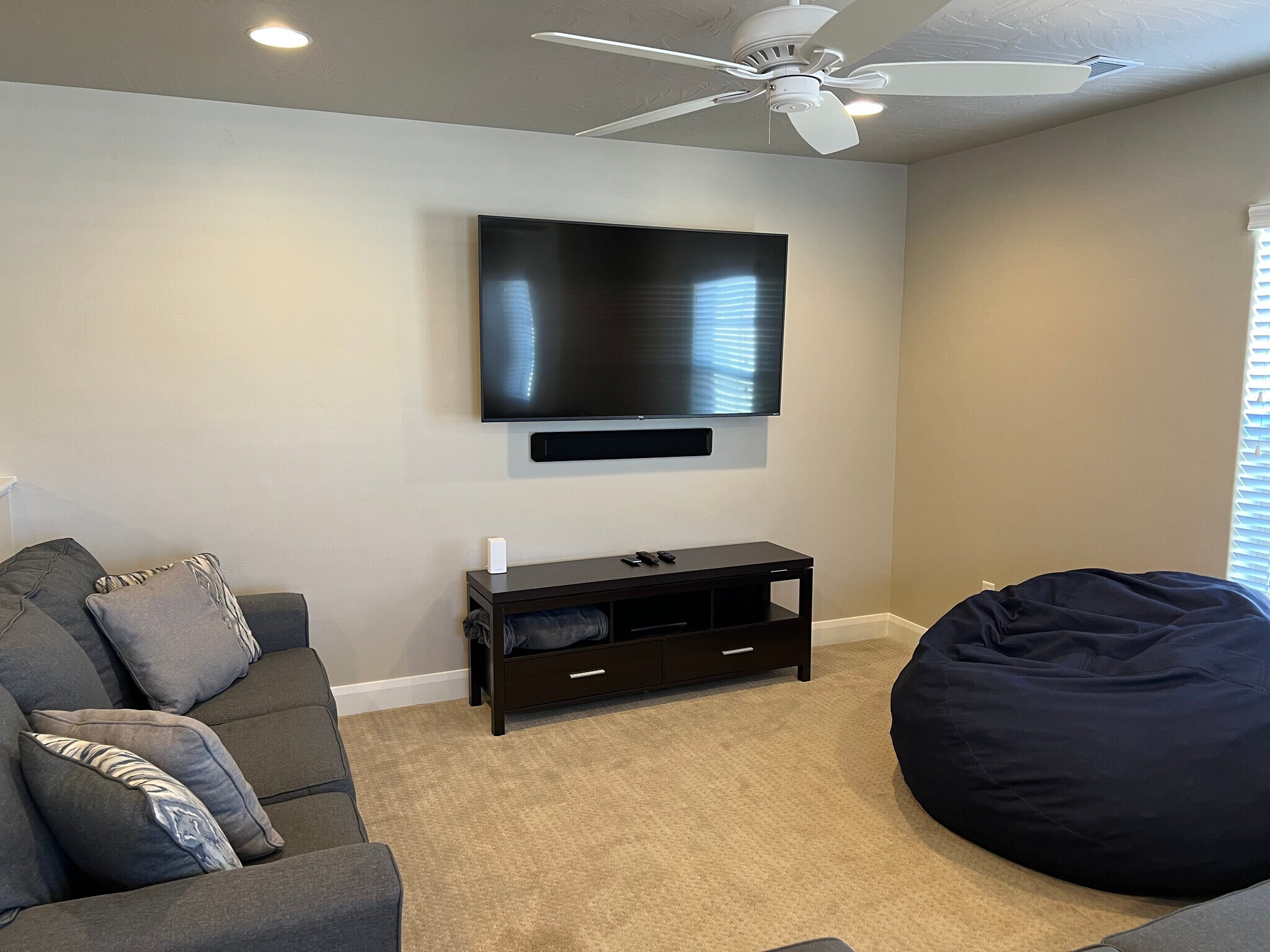 Building Photo - 1911 E Fiesta Ln