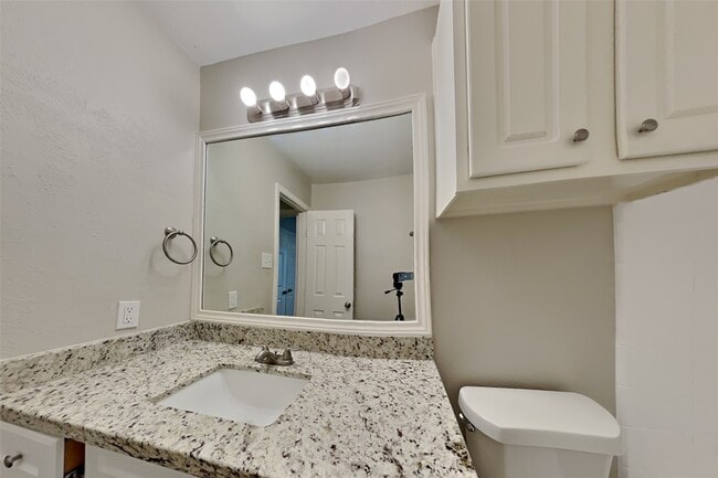 Building Photo - 8831 Aberdeen Oaks Dr