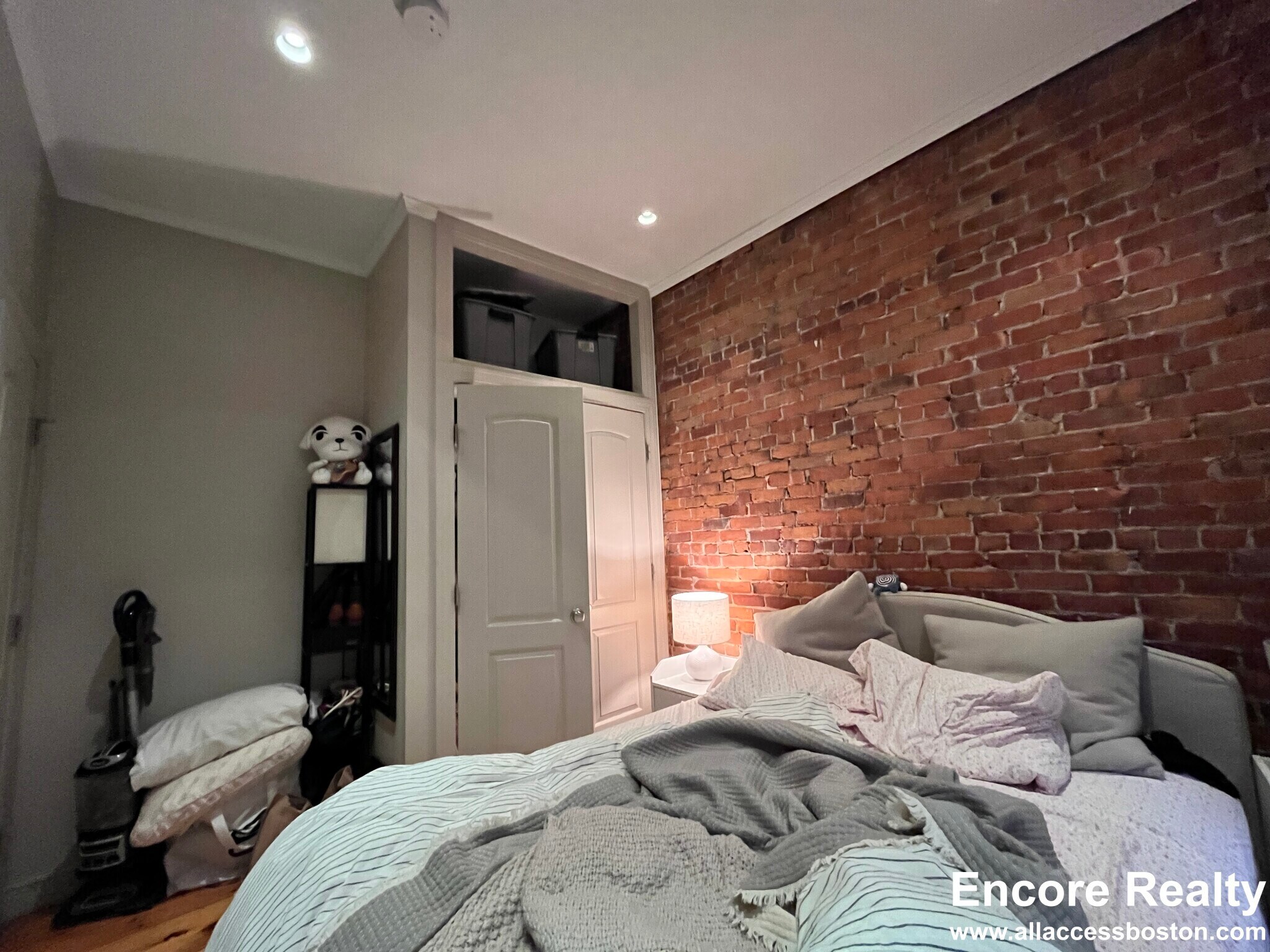 Building Photo - 17 Garrison St