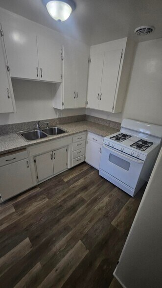 Building Photo - 11030 Moorpark St