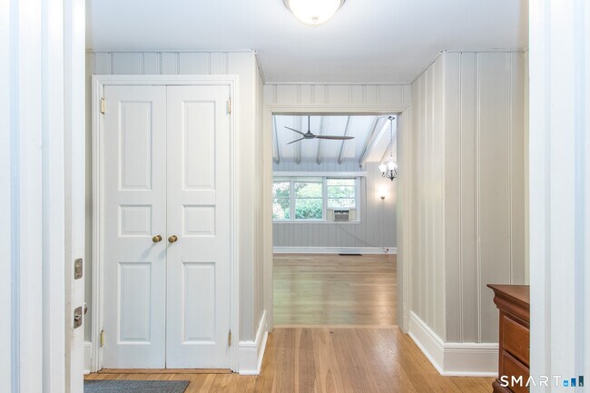 Building Photo - 211 New Canaan Rd
