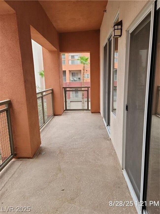 Building Photo - FABULOUS PARK AVENUE--MIDRISE LIVING!!