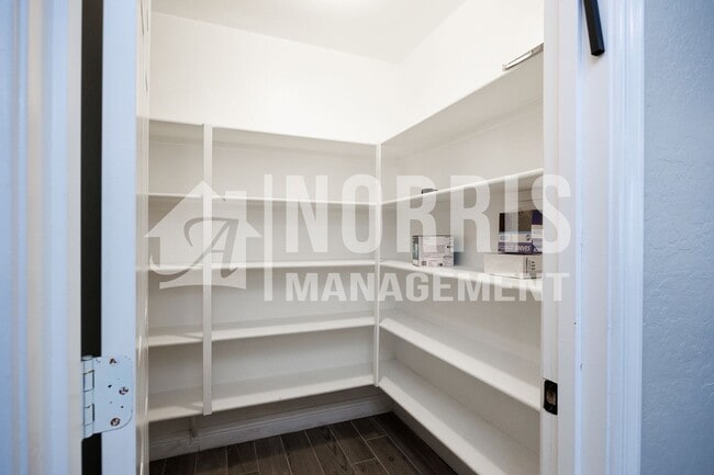 Building Photo - 1553 E Alba Dr