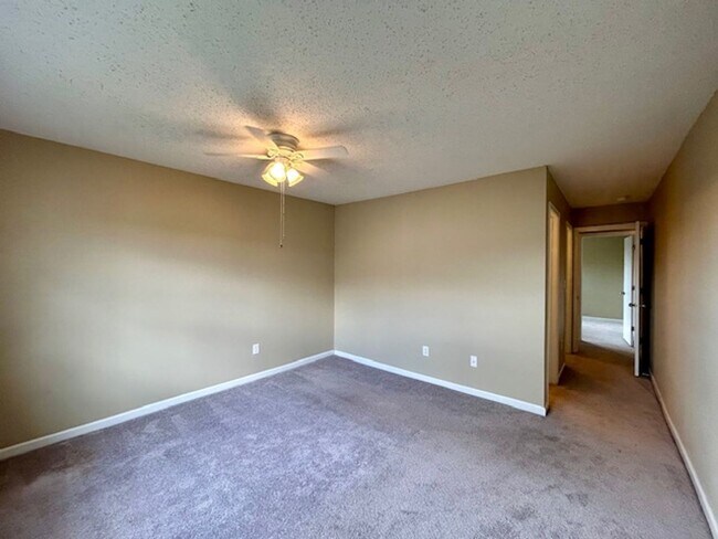 Building Photo - Wonderful 4 Bedroom 2.5 Bathroom Two Story Home in Lawrence!