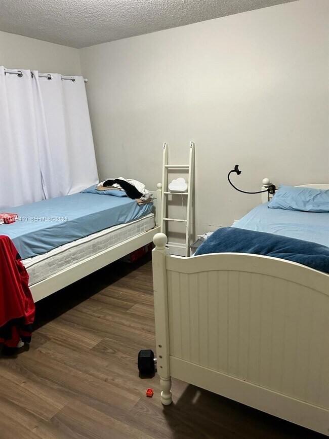 Building Photo - 1560 W 46th St