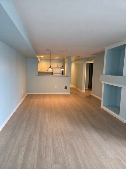 Building Photo - 4343 Roosevelt Way NE