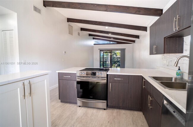 Building Photo - 135 Essex Rd