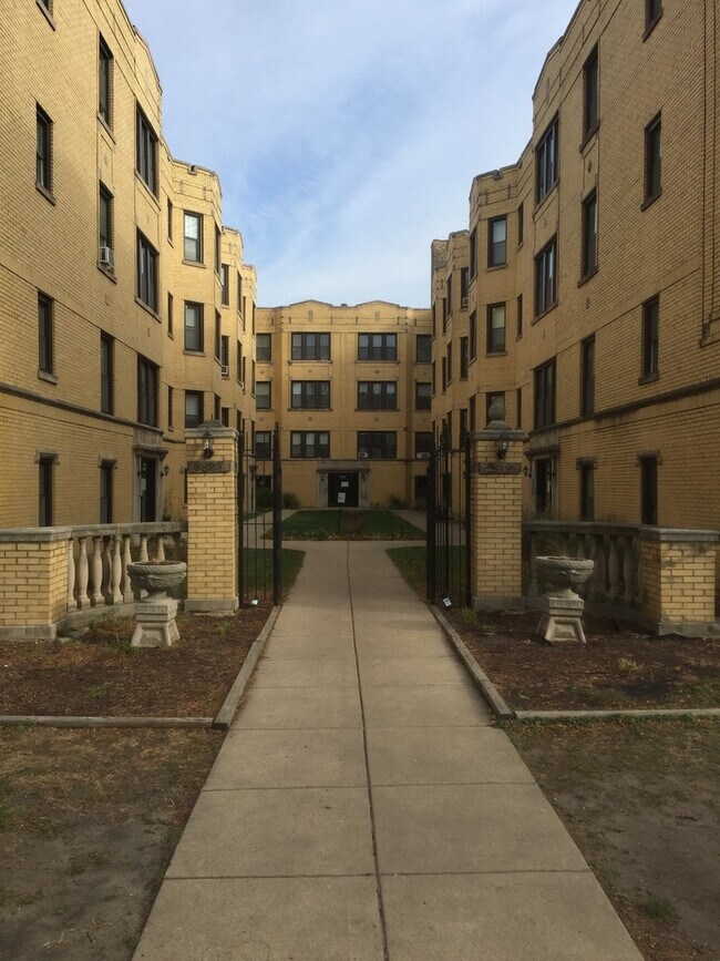 Building Photo - 3817.5 N Greenview Ave