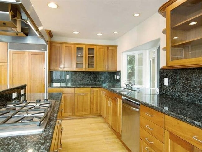 Building Photo - 4810 Refugio Ave
