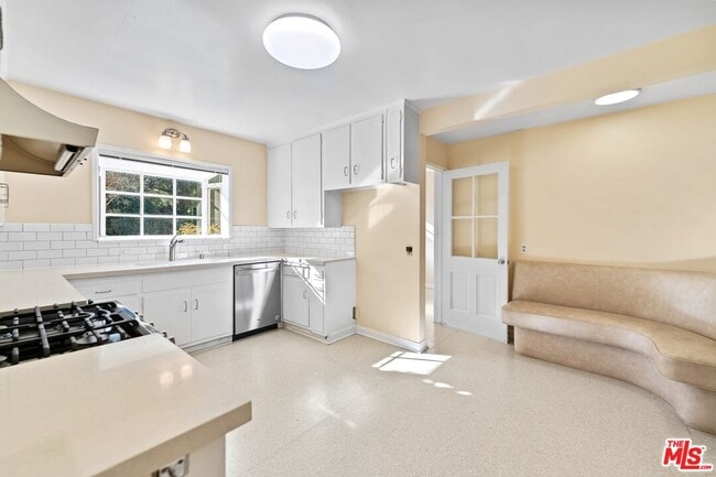 Building Photo - 17117 Weddington St