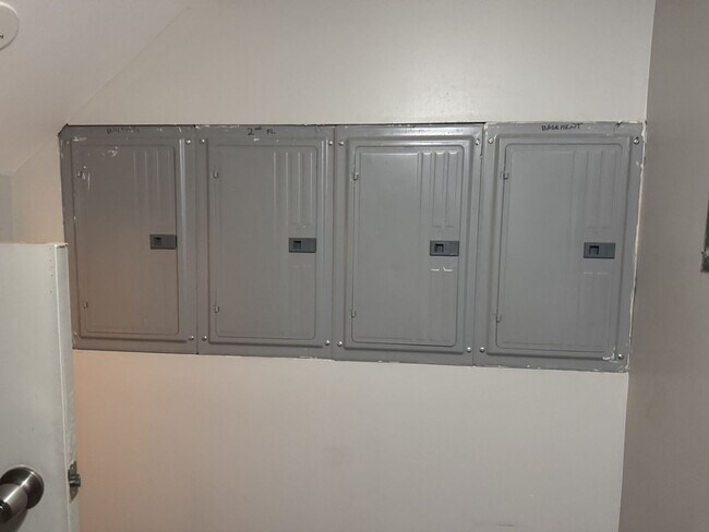 Building Photo - 15214 Woodlawn Ave