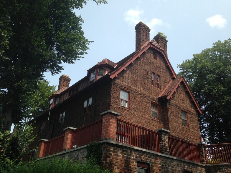 Building Photo - 570 Prospect St