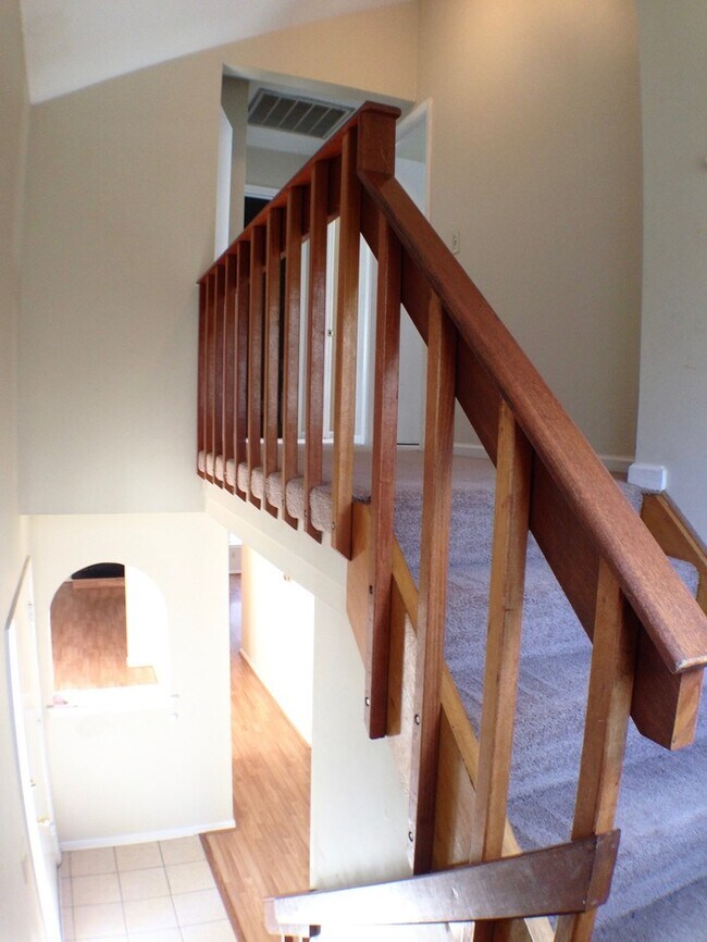 Building Photo - Beautiful and Waterfront!