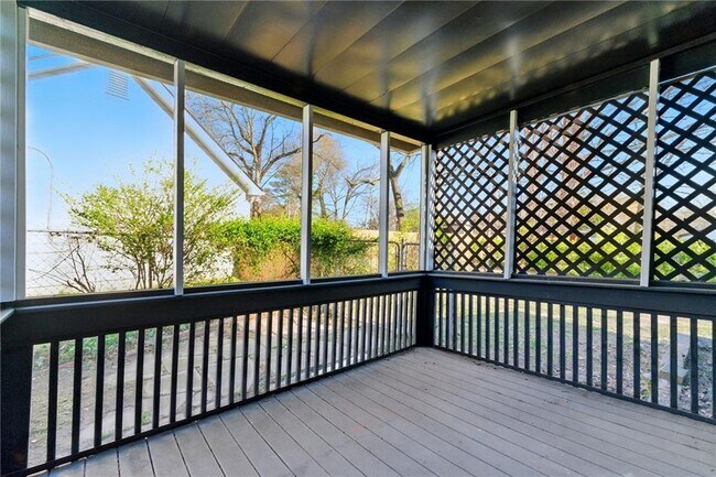 Building Photo - 10 Cochran Rd SE