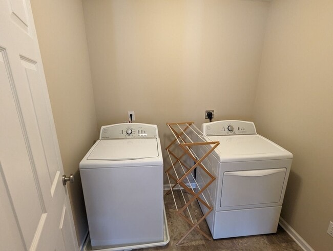 Building Photo - Beautiful 4 Bedroom Home in Amherst Schools.
