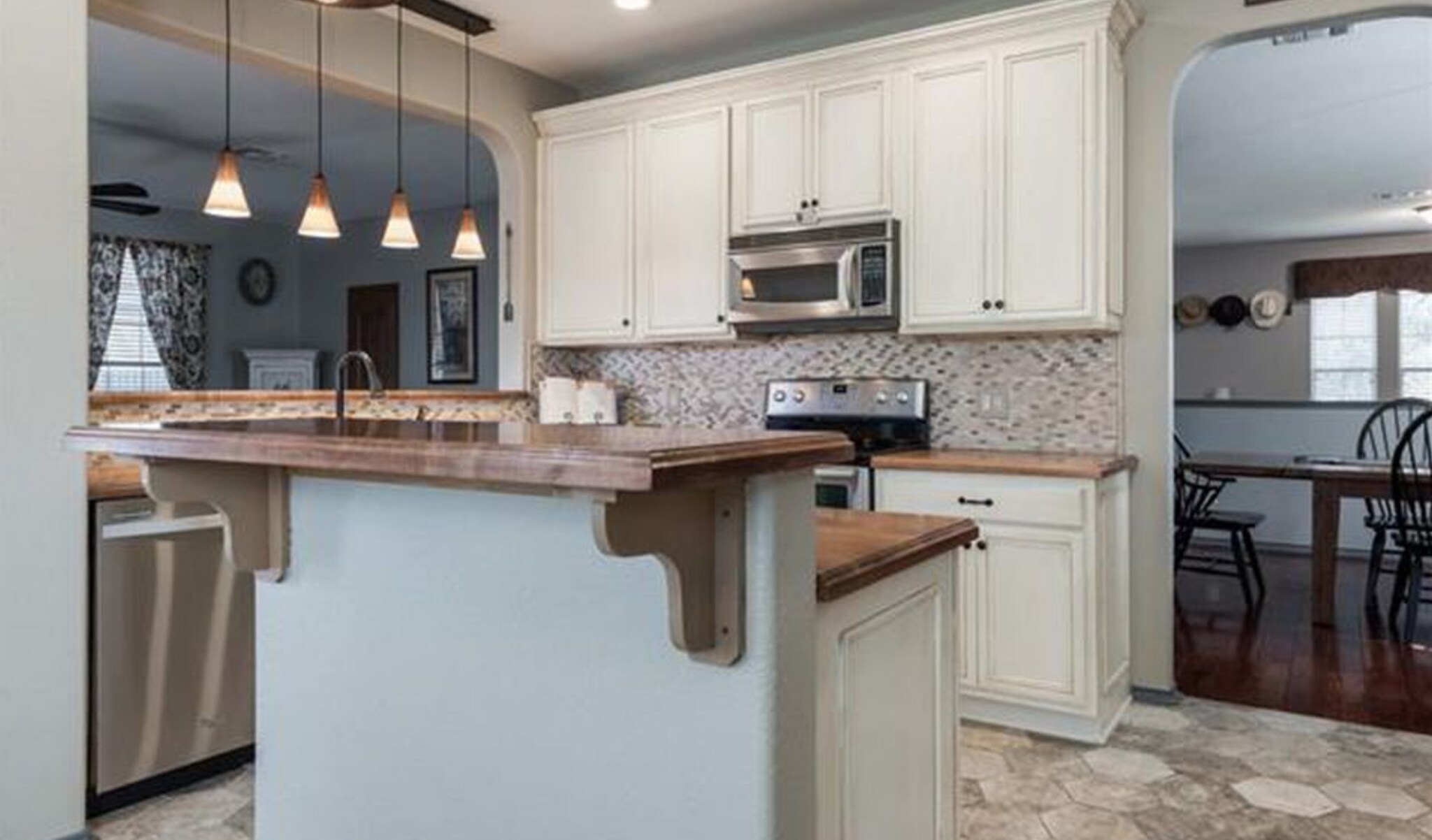 Building Photo - 4405 Woodstock Dr