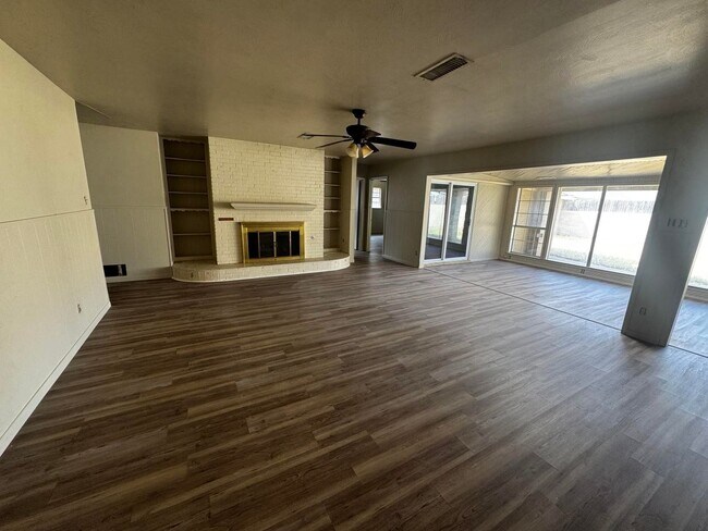 Building Photo - 4 Bedroom 3 Bathroom Ready To Rent!