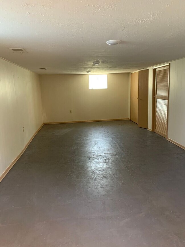 Building Photo - Beautiful 2 Bedroom 1Bath HOUSE, NOW $1600.00