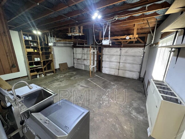 Building Photo - 1421 Stanford Dr NE