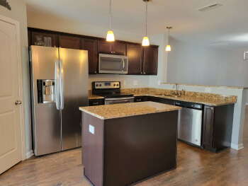 Building Photo - Spacious 2BR Townhome Close to Nashville & Local Amenities