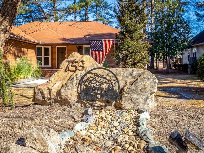 Building Photo - 753 Daphne Ln