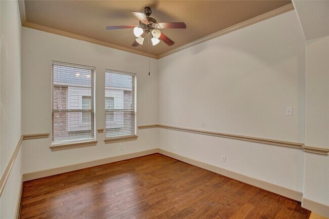 Building Photo - 10 Tallgrass Way