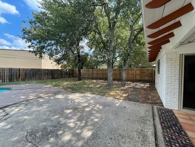 Building Photo - 220 Shady Lake Dr