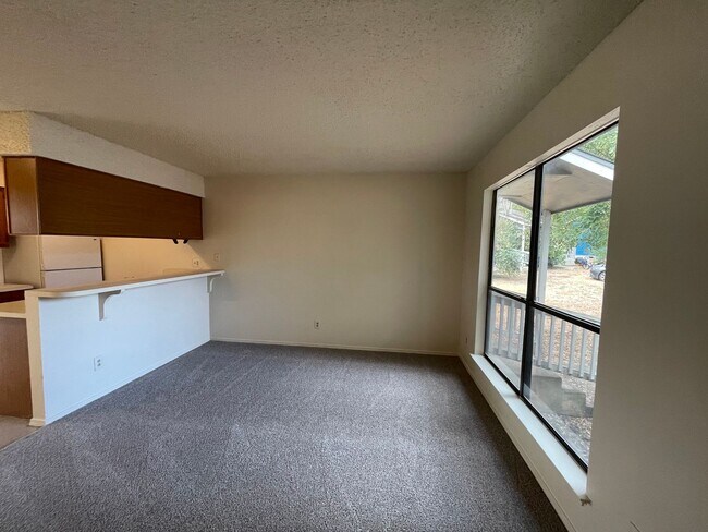 Building Photo - Cosy 2-1 1/2 with a great yard!