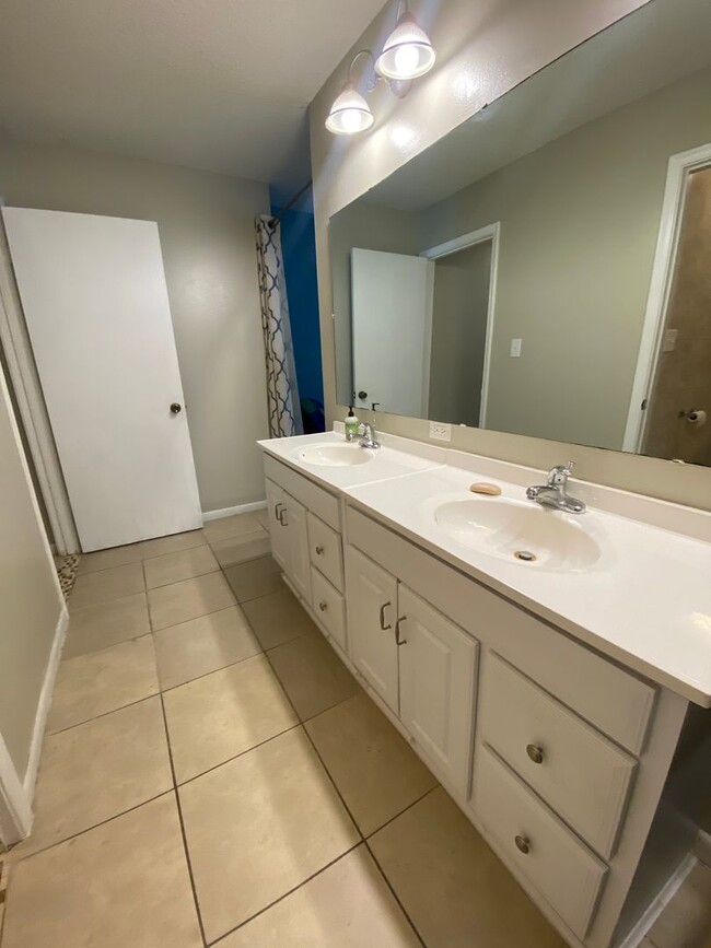Building Photo - Beautiful Lakefront Condo!