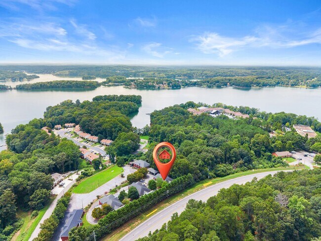 Building Photo - Charming, Step-Less 2 bedroom home with Private Patio Near Lake Lanier