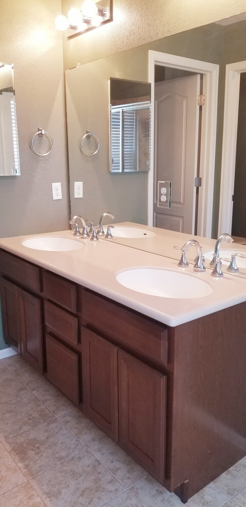 Master bathroom - 15455 Carob Cir