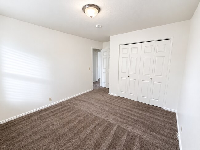 Building Photo - Spacious 5-Bedroom Sandy Home with Large Fenced Yard