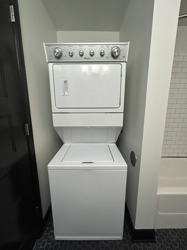 Building Photo - Sleek Downtown Living with a Modern Edge