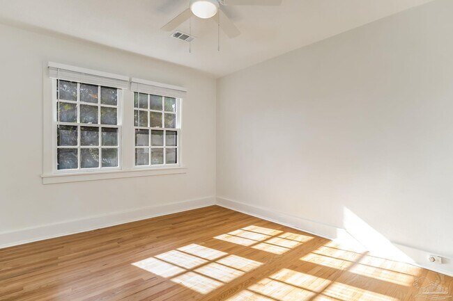 Building Photo - 1515 E Lakeview Ave