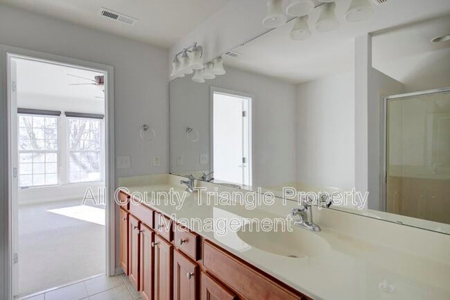Building Photo - 408 Dyersville Dr