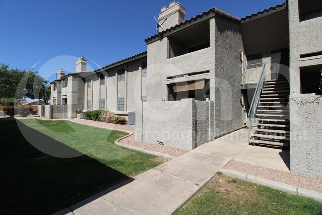 Building Photo - 533 W Guadalupe Rd