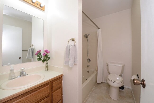 Building Photo - Convenient East Side Condo