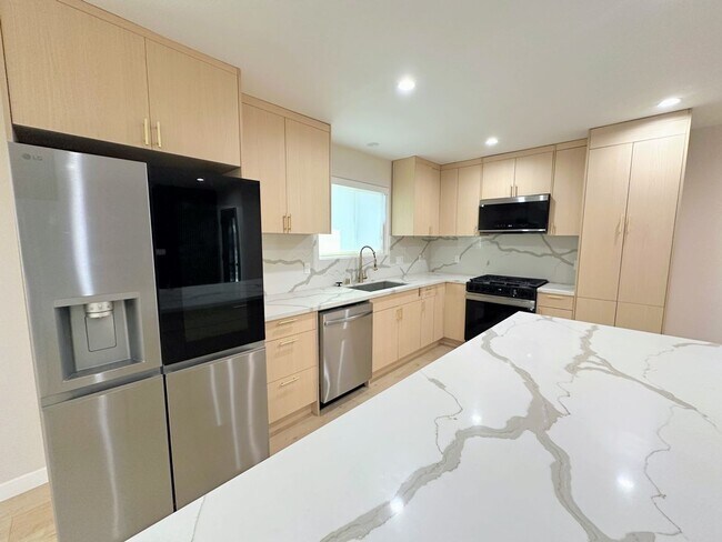 Building Photo - Gorgeous 4bd/3ba home with all appliances, and driveway parking