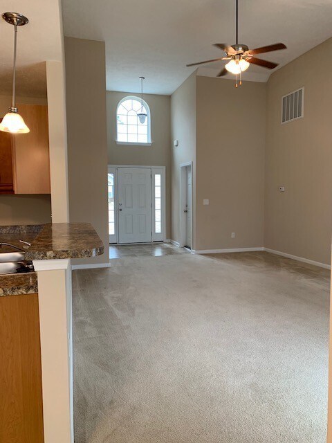 Building Photo - Move In Ready! 3 Bedrooms, 2 Baths & garage!