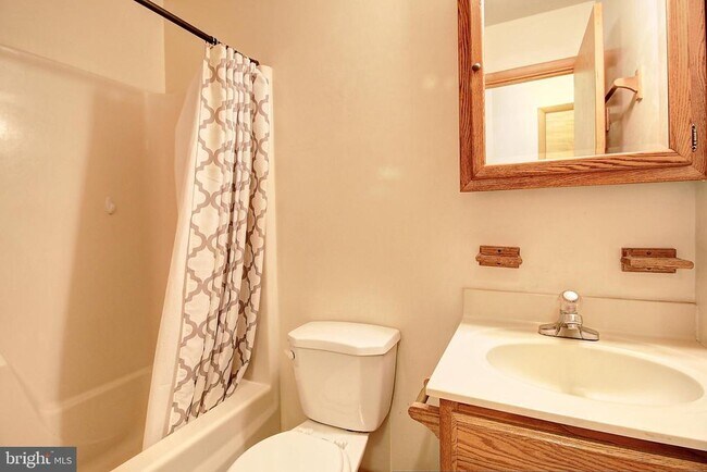 Building Photo - 427 Carrollton Dr