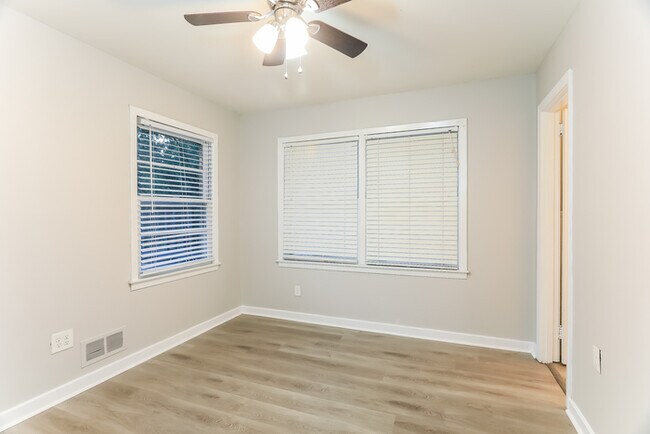 Building Photo - 3 Bedroom Center Point Home