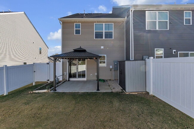 Building Photo - Beautiful 3 Bedroom, 2.5 Bathroom Townhome with 1-Car Garage $1,650/mo rent