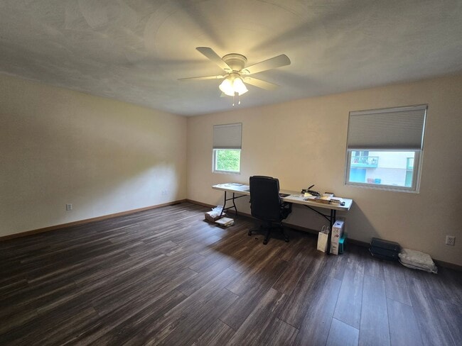 Building Photo - Beautiful 2 Bedroom Townhome - Only Steps ...