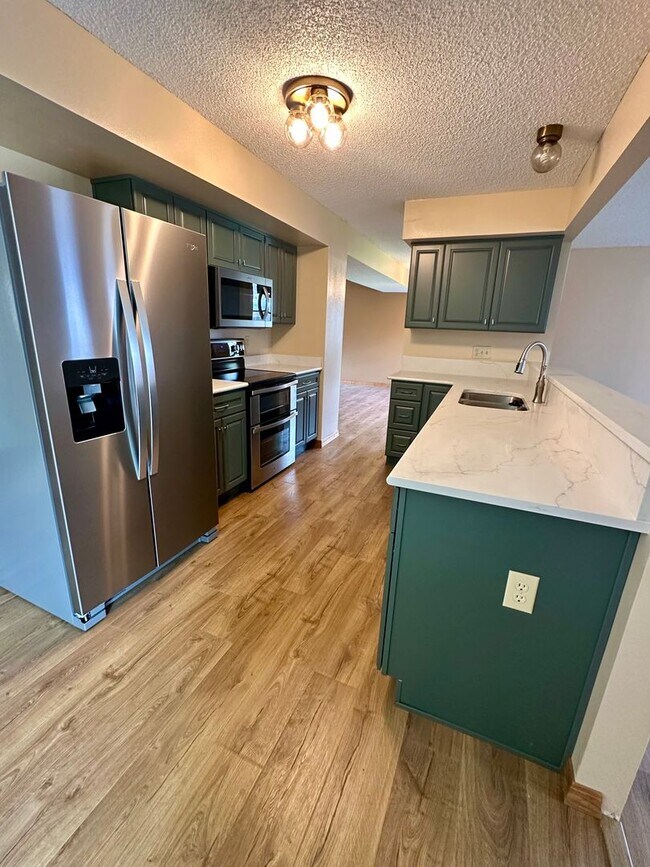 Building Photo - Spacious 4BD w/ A/C in Desirable Briargate...