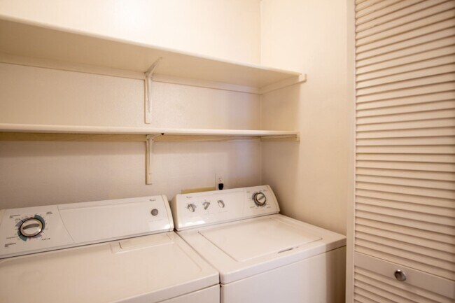 Building Photo - ONE MONTH FREE! Fantastic Lake Oswego 1Bdr w/Fireplace, Dishwasher, W/D & Patio!