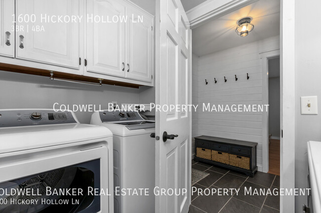 Building Photo - 1600 Hickory Hollow, Menasha